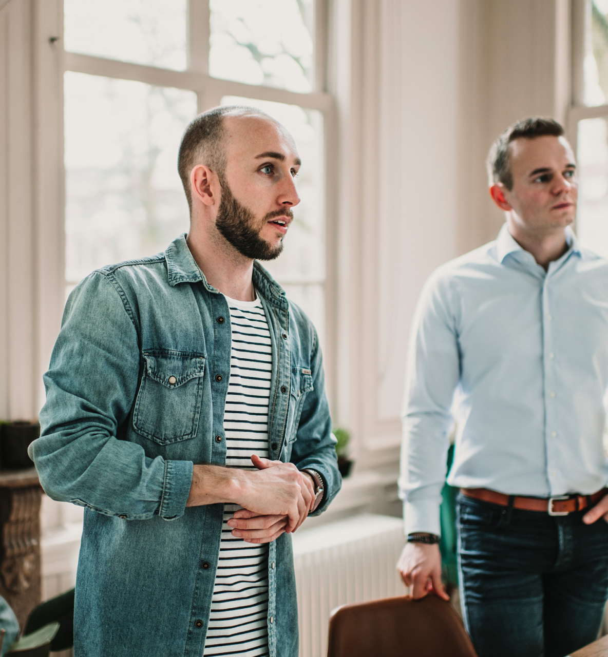 Simon van Acht en een collega in gesprek tijdens een workshopsessie